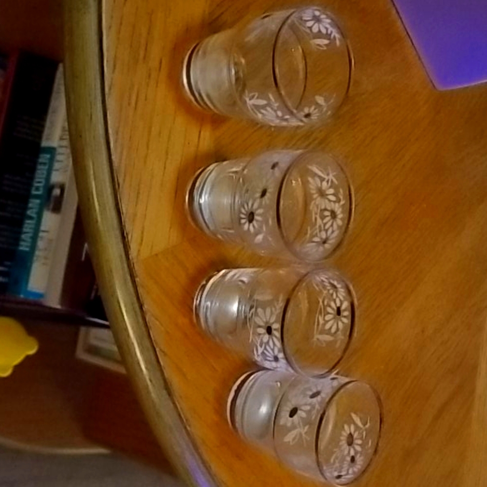 Shot glasses with flowers